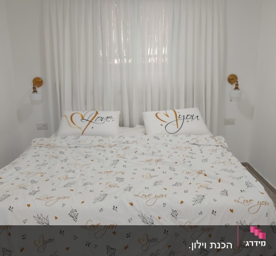 וילון לבן שקוף תלוי על חלון בחדר שינה